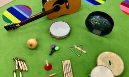 Verschiedene Musikinstrumente, die die Kinder zum Musizieren verwenden können | © Kinderhaus Noahs Arche Olching